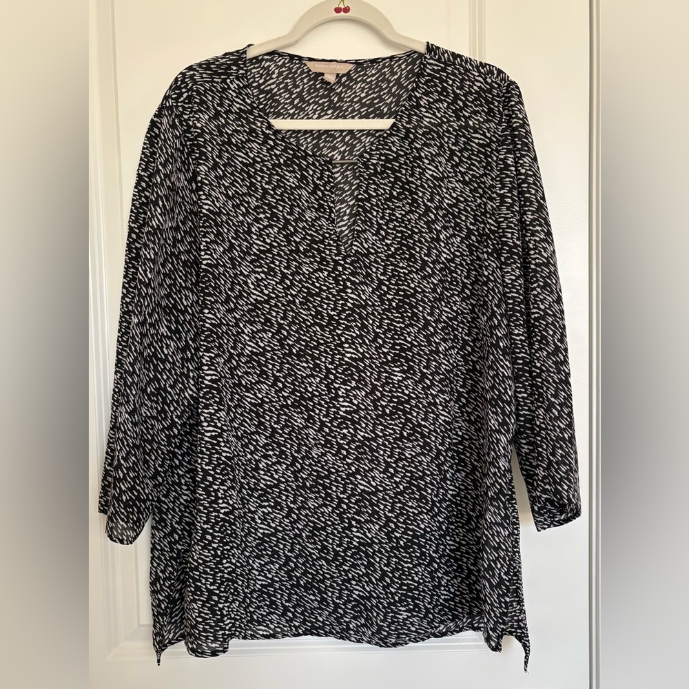 Banana Republic Black and White Patterned Blouse .
Size XL